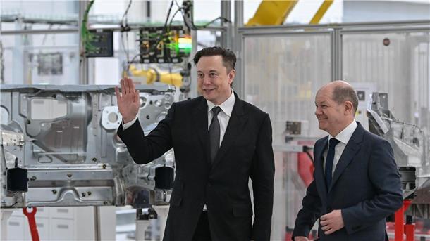 Scholz pro Tesla-Ausbau - Anschlag „terroristischer Akt“ Kanzler Scholz (r) mit Tesla-Chef Elon Musk bei der Eröffnung der Tesla-Fabrik Berlin Brandenburg vor gut einem Jahr.