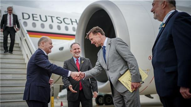 Kanzler Scholz wird auf dem Flughafen von Tel Aviv vom deutschen BOtschafter Steffen Seibert begrüßt. Rechts der israelische Botschafter in Deutschland, Ron Prosor.