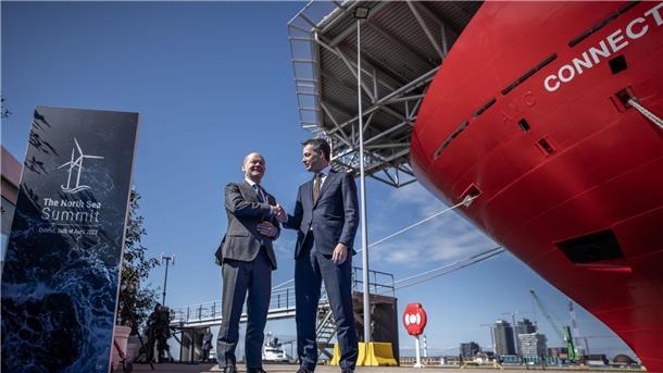 Kanzler Scholz wird vom belgischen Premierminister Alexander De Croo in Ostende begrüßt.