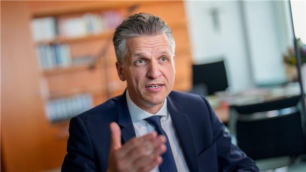 Frei dringt auf baldige Entscheidung über Wehrpflicht Kanzleramtschef Frei kann sich nur schwer vorstellen, dass Freiwilligkeit reicht, um die Bundeswehr ausreichend zu vergrößern.