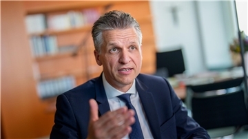 Frei dringt auf baldige Entscheidung über Wehrpflicht Kanzleramtschef Frei kann sich nur schwer vorstellen, dass Freiwilligkeit reicht, um die Bundeswehr ausreichend zu vergrößern.