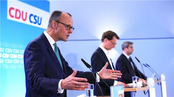 Zieht Merz die K-Karte - oder laufen sich zwei Jüngere warm? Kanzlerkandidatur? - Noch weit weg. Dennoch: Zwischen Friedrich Merz (v.l.), Hendrik Wüst und Markus Söder könnte es sich entscheiden.in der Flora auf einer Pressekonferenz. Zwei Wochen vor der Landtagswahl in Nordrhein-Westfalen treffen sich die Spitzen von CDU und CSU in Köln.