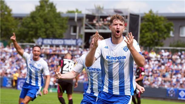 HSV verhindert gerade noch Pokal-Aus in Pirmasens Kapitän Daniel Grieß jubelt über das 1:0 für Pirmasens