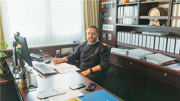 OP-Saal, Kachelofen, Pinguin-Deko: Blick ins Innere der „Polarstern“ Kapitän Felix Kentges aus Rostock in seinem Büro an Bord der „Polarstern“.