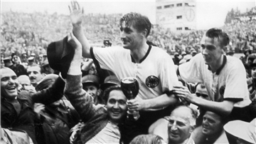 Kapitän Fritz Walter (Mitte) und sein Teamgefährte Horst Eckel 1954 nach dem Gewinn der Fußball-Weltmeisterschaft im Berner Wankdorf-Stadion.