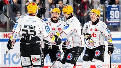 Abgezockte Pinguins feiern ein Rekord-Torfestival in Nürnberg Kapitän Jan Urbas (2. v. li.) feiert mit den Pinguins-Teamkollegen seinen Treffer zum zwischenzeitlichen 4:0 bei den Nürnberg Ice Tigers.