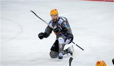 Drei Tore von Urbas: Pinguins gewinnen das erste Playoff-Spiel gegen Nürnberg Kapitän Jan Urbas erzielte alle drei Tore für die Fischtown Pinguins