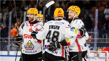 Eishockeyspieler Jan Urbas freut sich