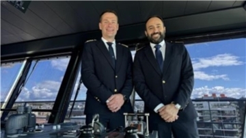 Kapitän Jens Troier und Kapitän Omar Caruana auf der Brücke der "Mein Schiff 7"