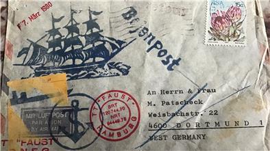 Von Pottlappen, Pommes, Bojenpost und Prankenschonern Kapitän Manfred Patschecks kuriose „Schätzchen“: Die “Bojenpost“-Briefe hat der Seemann aufgehoben, die einst in einer „Boje“ aus alten Farbeimern mit den Briefen anderer Crewmitglieder durch Pazifik oder Atlantik schaukelten. Foto: Scheschonka