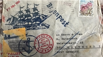 Kapitän Manfred Patschecks kuriose „Schätzchen“: Die “Bojenpost“-Briefe hat der Seemann aufgehoben, die einst in einer „Boje“ aus alten Farbeimern mit den Briefen anderer Crewmitglieder durch Pazifik oder Atlantik schaukelten. Foto: Scheschonka