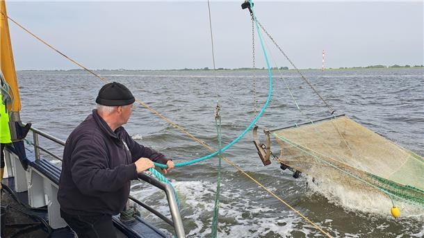 Kapitän Olaf Schmidt bringt eines der beiden Netze in Position. 
