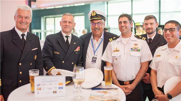 Kapitän Werner Thumann (links), Fregattenkapitän Karsten Kosbi, Oberbürgermeister Melf Grantz, Leutnant José Navach, Pierre Redlich und Leutnant Carlos Villalobos genießen den Austausch beim Kapitänsempfang zur Sail.