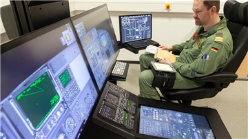 Kapitänleutnant Sebastian wird Hubschrauberpilot. Das Fliegen auf dem Einsatzmuster Sea Lynx hat er unter anderem mit Hilfe dieses digitalen Cockpit-Verfahrenstrainers gelernt.