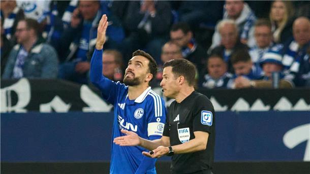 Schalke 04 nach Roter Karte zwei Spiele ohne Kapitän Karaman Karaman diskutiert mit dem Schiedsrichter.