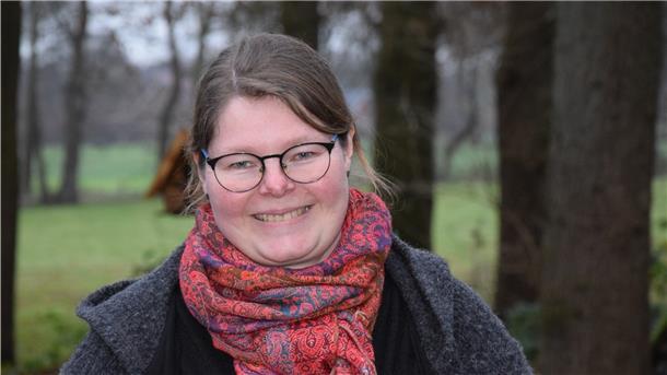 Frau mit Brille steht im Wald. Karen Meier aus Rockstedt leitet die örtliche Jungschar, die seit 1997 neben anderen Aktionen zu Weihnachten auch Krippenspiele einstudiert.