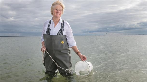 Eine Frau steht im Wasser