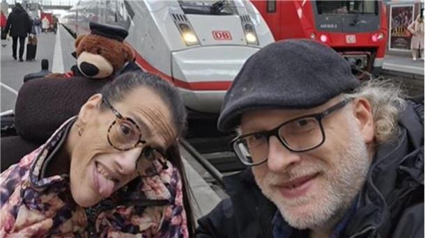 Karin Cordes-Zabel und Frank Cordes sind häufig auf Tour - hier bei einem Zwischenstopp am Münchener Hauptbahnhof.