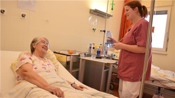 Karin Fedderwitz wird über Weihnachten in der Helios-Klinik liegen. Christin Block, Gesundheits- und Krankenpflegerin, hilft ihr dabei, die Zeit gut zu überstehen.