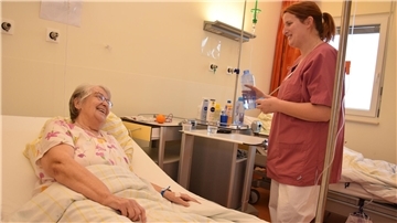 Karin Fedderwitz wird über Weihnachten in der Helios-Klinik liegen. Christin Block, Gesundheits- und Krankenpflegerin, hilft ihr dabei, die Zeit gut zu überstehen.