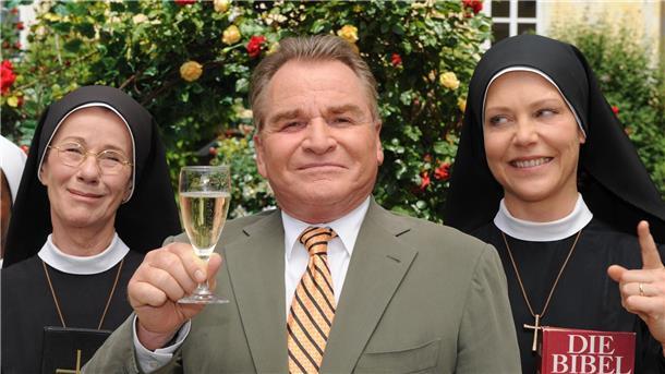 „Um Himmels Willen“-Schauspielerin Karin Gregorek tot Karin Gregorek (l) - hier neben Fritz Wepper und Janina Hartwig - erfreute sich als Schwester Felicitas großer Beliebtheit.