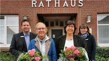 Karin Herrmann (vorne links) war zwölf Jahre lang Gleichstellungsbeauftragte der Gemeinde Butjadingen. Jetzt gibt die 71-Jährige das Ehrenamt an Caterina Auffarth (60, vorne rechts) ab. Bei der Staffelübergabe dabei waren auch Bürgermeister Axel Linneweber und Sonja Micheel, Leiterin der Zentralen Dienste.
