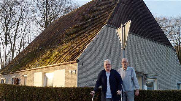 Karin und Claus-Dieter Helken aus Langen stehen vor ihrem Haus an der Debstedter Straße. Es steckt voller Erinnerungen.