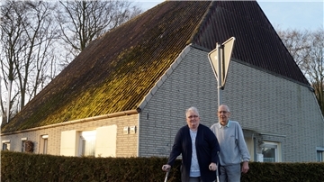 Karin und Claus-Dieter Helken aus Langen stehen vor ihrem Haus an der Debstedter Straße. Es steckt voller Erinnerungen.
