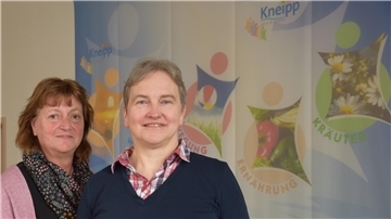 Zwei Frauen stehen in den Räumlichkeiten des Kneipp-Vereins Nordenham