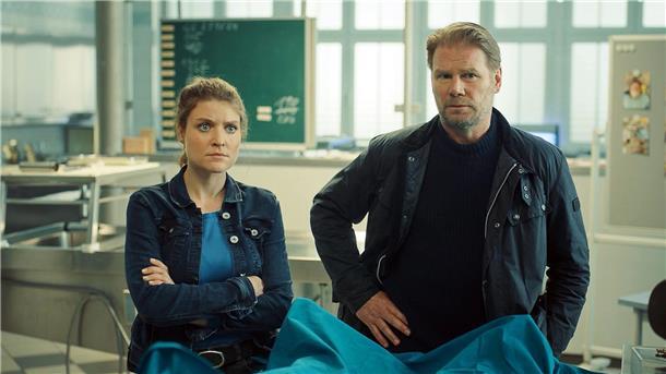 Neuer Erzgebirgskrimi: Tote Zwillinge und ein Bunkerdrama Karina Szabo (Lara Mandoki, l) und Robert Winkler (Kai Scheve) müssen die Identität der Leiche klären.