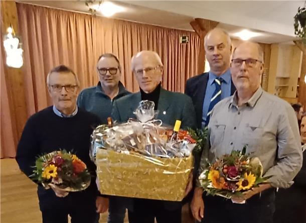 Männer mit Präsentkorb und Blumenstrauß.
