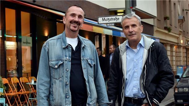 Fünf Jahre Ehe für alle: Pionier-Paar glücklich verheiratet Karl Kreile (l) und Bodo Mende spazieren im September 2017 durch Berlin. Das Paar ist seit 1979 zusammen und gehörte zu den ersten, die ihre eingetragene Lebenspartnerschaft in eine Ehe umwandeln ließen.