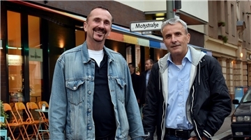 Karl Kreile (l) und Bodo Mende spazieren im September 2017 durch Berlin. Das Paar ist seit 1979 zusammen und gehörte zu den ersten, die ihre eingetragene Lebenspartnerschaft in eine Ehe umwandeln ließen.