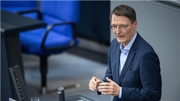 Karl Lauterbach betont, dass für Jugendliche der Konsum verboten bleibe.