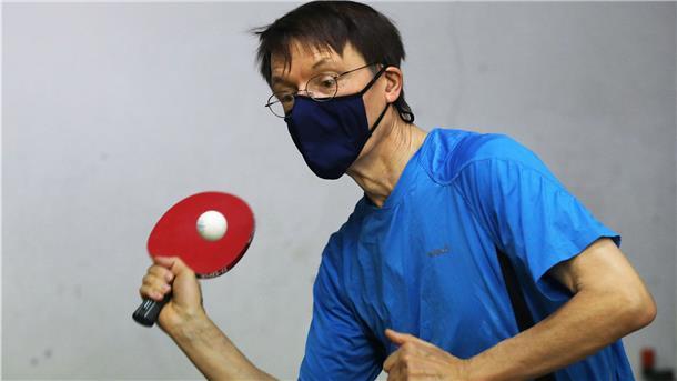 Karl Lauterbach, Gesundheitsexperte der SPD, spielt Tischtennis. Lauterbach erwartet nach dem Corona-Gipfel auch weitere Einschränkungen für den Sport.