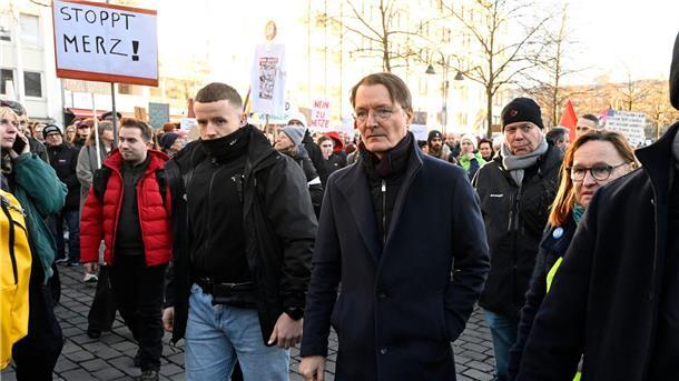 Das große Bundes-Bibbern Karl Lauterbach hat sich für den Winterwahlkampf extra einen neuen Mantel gekauft (Archivbild).