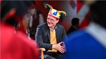 Karl Lauterbach mit Narrenkappe. Er sei eine Unschuld vom Lande, meint der Bundesgesundheitsminister.