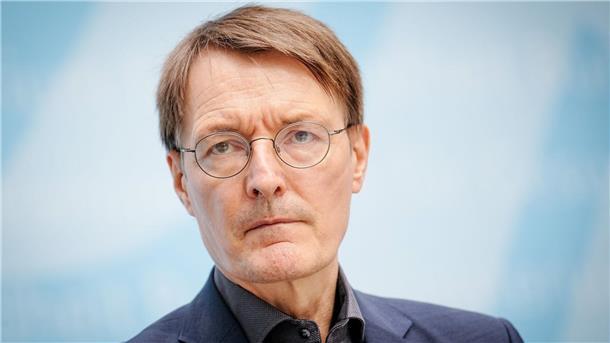 Karl Lauterbach (SPD), Bundesminister für Gesundheit, blickt kritisch zurück auf so manche Corona-Maßnahme.