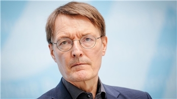 Karl Lauterbach (SPD), Bundesminister für Gesundheit, blickt kritisch zurück auf so manche Corona-Maßnahme.