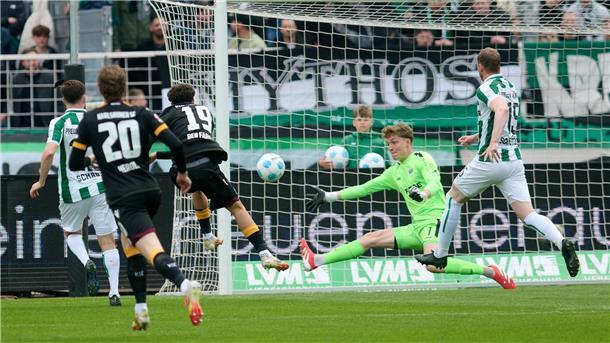Karlsruhes Louey Ben Farhat (M) erzielt gegen Münster das 1:0.