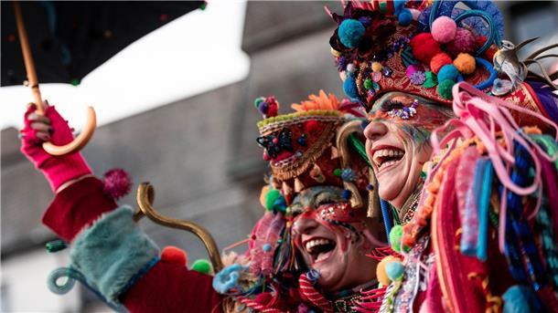 Nach Corona: Massenandrang zum Karnevalsauftakt Karnevalisten feiern auf dem Marktplatz vor dem Rathaus in Düsseldorf.