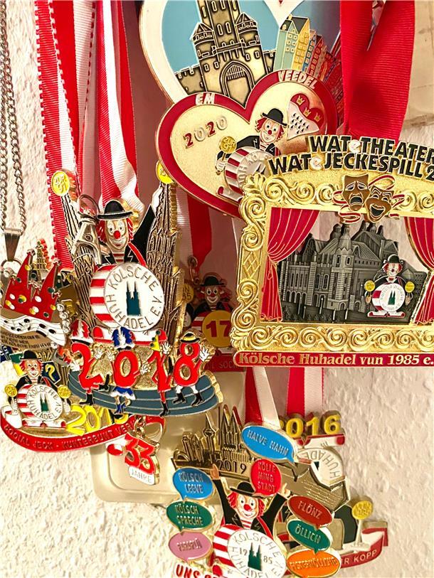 Karnevalsorden des kleinen Kölner Vereins "Kölsche Huhadel", auf Hochdeutsch Kölner Hochadel. Privatsammlung.