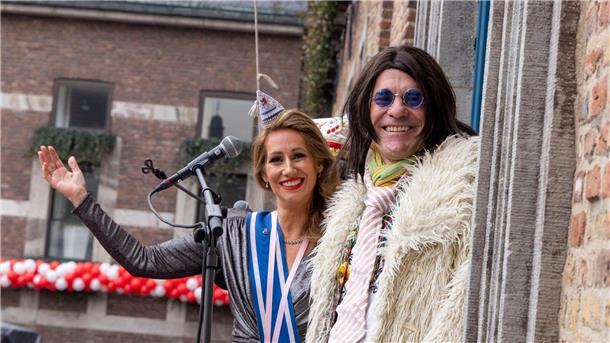 Karneval - Narren drehen nach Corona wieder auf Karnevalsprinzessin Venetia Uasa und Oberbürgermeister Stephan Keller (CDU) auf dem Balkon des Düsseldorfer Rathauses.
