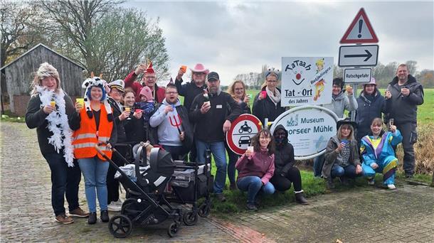 Eine Gruppe von Menschen mit Getränken in den Händen. Moorsee ist der neue Tataah-Tatort.