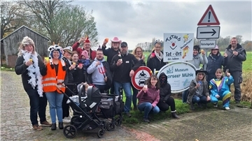 Eine Gruppe von Menschen mit Getränken in den Händen. Moorsee ist der neue Tataah-Tatort.