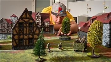 Karol Hryniewiecki (37) hat Am Gitter 3 seine E-Sports-Bar „One Up“ um einen Clubraum für die Mitglieder des Tabletop Clubs „Sidequest“ erweitert. Die zurzeit 23 Mitglieder können dort 24/7 ihrem Hobby nachgehen und Gefechte mit kleinen Zinnsoldaten, grünen Orks und großen Kampfrobotern austragen.