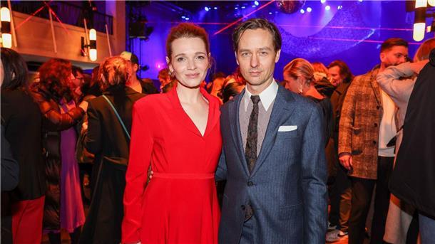 Ein bisschen wie Zirkus: Feiern auf der Berlinale Karoline Herfurth und Tom Schilling sind zu Gast bei der Medienboard-Party.