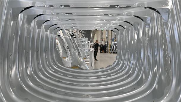 Ein Jahr Tesla-Werk in Deutschland  Karosserieteile aus Aluminium für das Elektrofahrzeug vom Typ Model Y.