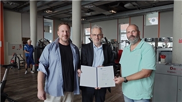 Karsten Meyer von proAktiv (links) und sein Geschäftsführer-Kollege Matthias Breustedt (rechts) freuen sich über die IHK-Urkunde, die Karsten Nowak (Mitte) überreicht.