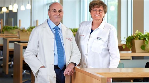 Katalin Karikó (r) und Drew Weissman haben 2023 für grundlegende Arbeiten zur mRNA-Technik den Nobelpreis für Medizin erhalten. (Archivbild)
